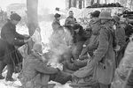 Танкисты отдыхают на привале в пригороде Ленинграда, 20 января 1943 год