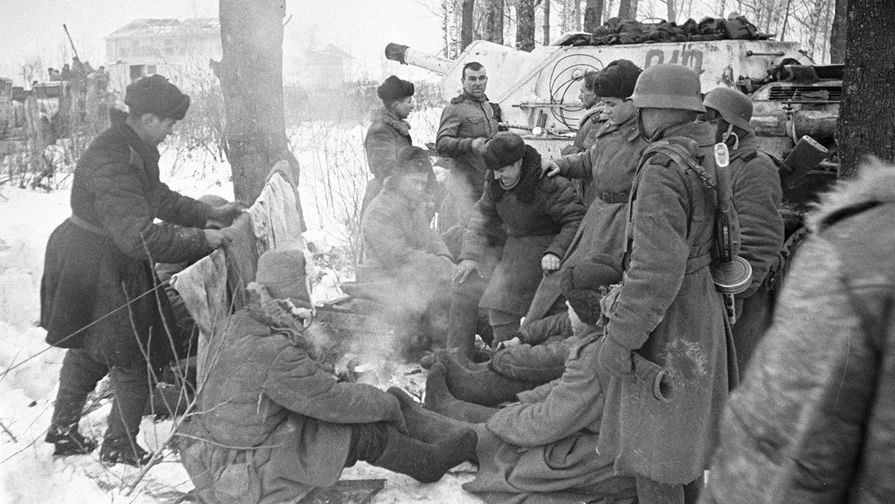 Танкисты отдыхают на привале в пригороде Ленинграда, 20 января 1943 год