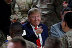 Президент США Дональд Трамп во время ужина с военнослужащими на авиабазе Баграм в Афганистане, 28 ноября 2019 года