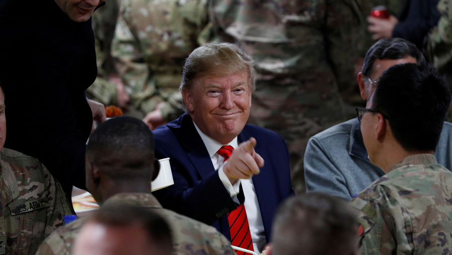Президент США Дональд Трамп во время ужина с военнослужащими на авиабазе Баграм в Афганистане, 28 ноября 2019 года