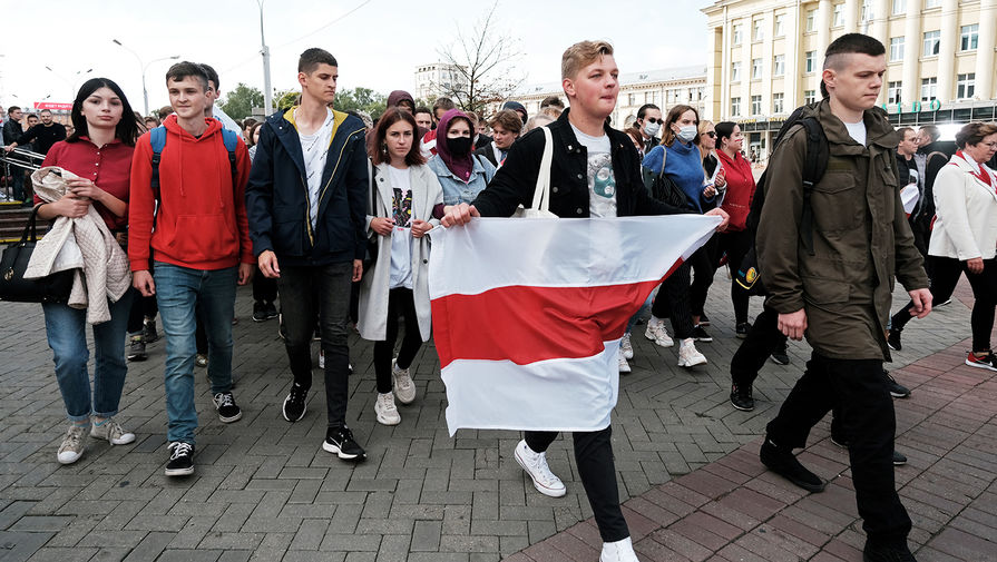 Студенты во время акции протеста в Минске, 1 сентября 2020 года