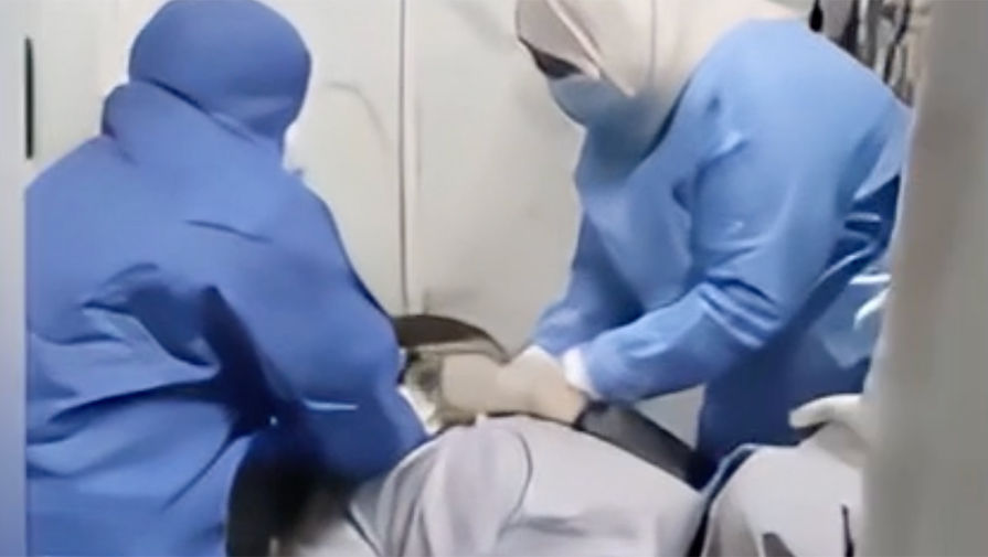 В египетской больнице врачи вручную качали кислород для больных COVID (кадр из видео)