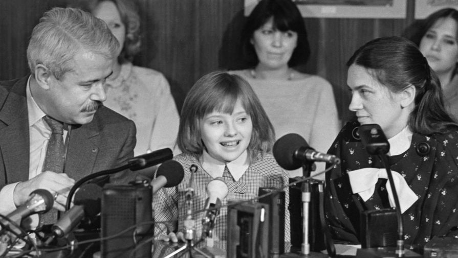 Эта поездка сделала Катю знаменитой. Ей писали многочисленные письма, она постоянно принимала участие в передачах на телевидении, ее приглашали выступать. Школьница объехала несколько пионерских лагерей, где рассказывала сверстникам о Соединенных Штатах. На фото: пресс-конференция Кати Лычевой после возвращения из США в зале Советского комитета защиты мира