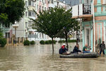 Местные жители на затопленной улице в Керчи, 17 июня 2021 года