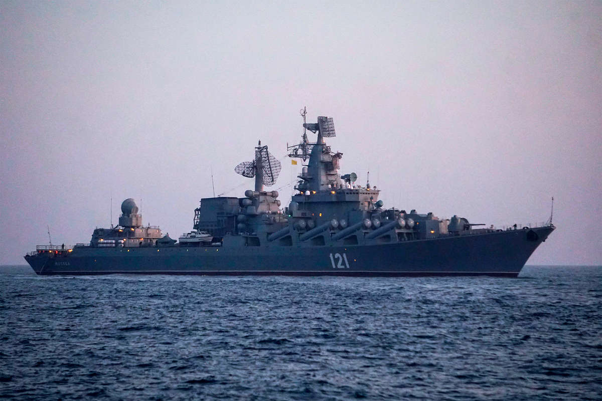 Ракетный крейсер «Москва» во время учений ВМФ России в Черном море, 2022 год