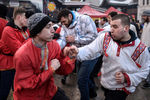Участники кулачных боев «стенка на стенку» во время празднования Масленицы в Центре русской культуры «Кремль в Измайлово»