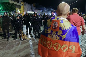 Оцепление во время беспорядков после матча чемпионата Европы по футболу между Англией и Россией