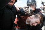 Задержание протестующего во время несогласованной акции сторонников оппозиционного политика Алексея Навального в центре Москвы, 5 мая 2018 года