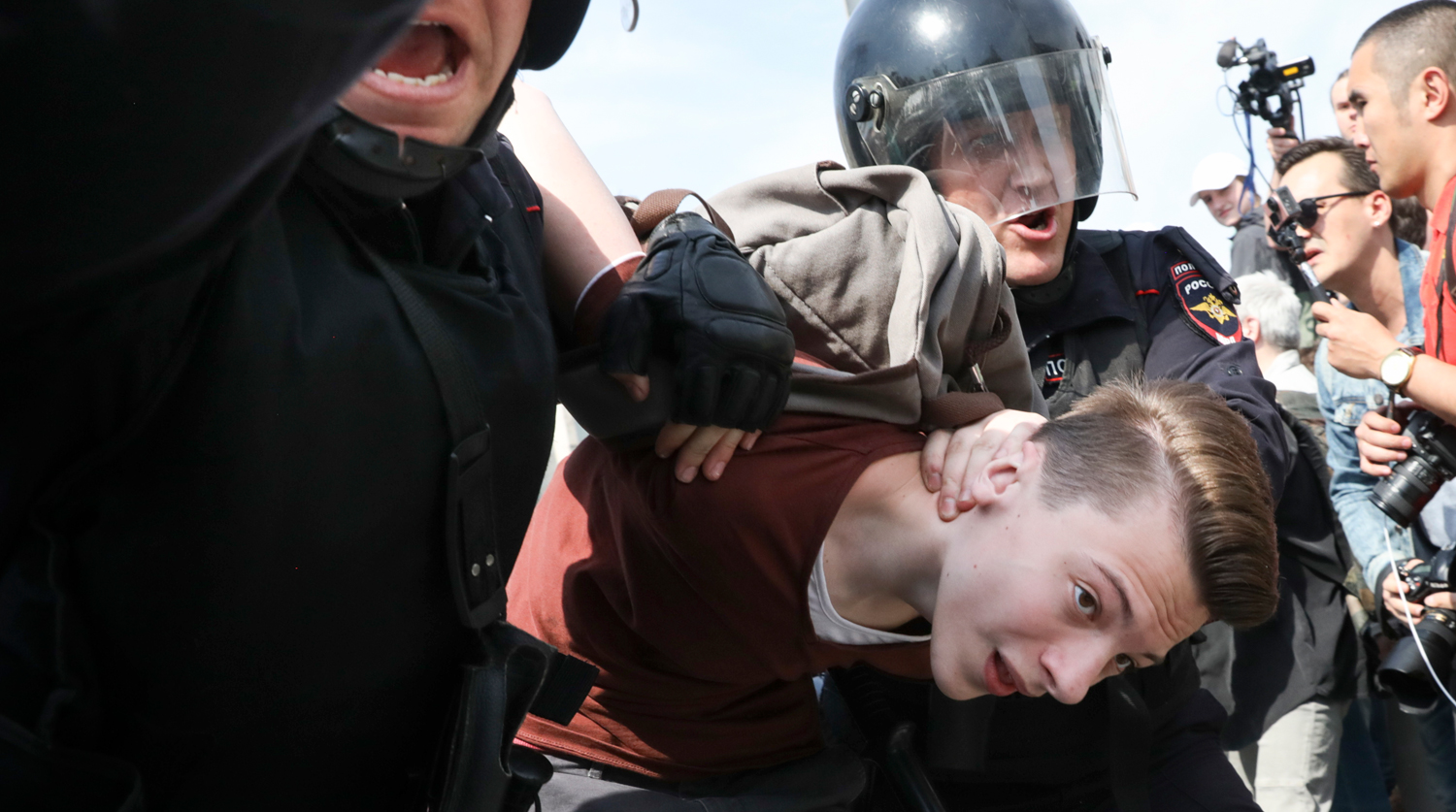 Задержание протестующего во время несогласованной акции сторонников оппозиционного политика Алексея Навального в центре Москвы, 5 мая 2018 года
