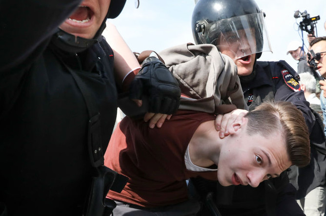 Задержание протестующего во время несогласованной акции сторонников оппозиционного политика Алексея Навального в центре Москвы, 5 мая 2018 года