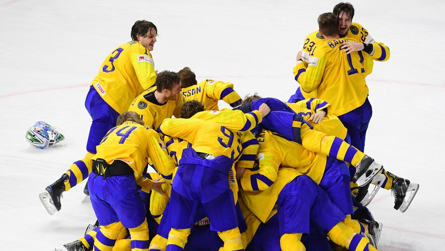 Сборная Швеции по хоккею радуется победе