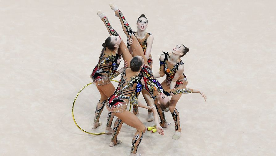 Спортсменки сборной России выполняют упражнение с тремя обручами и четырьмя булавами в финале соревнований по художественной гимнастике на II Европейских играх в Минске