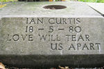 Надгробие Иэна Кертиса со строчкой одноименной песни «Love Will Tear Us Apart»