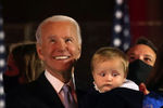 Джо Байден с внуком в предвыборном штабе после объявления результатов выборов, 7 ноября 2020 года