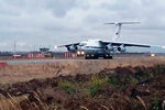 Тяжелый военно-транспортный самолет Ил-76 с военной техникой и личным составом на борту на аэродроме Ульяновск-Восточный перед отправлением в Нагорный Карабах, 10 ноября 2020 года