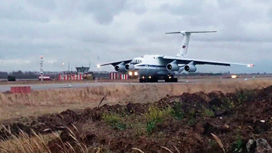 Тяжелый военно-транспортный самолет Ил-76 с&nbsp;военной техникой и личным составом на&nbsp;борту на&nbsp;аэродроме Ульяновск-Восточный перед&nbsp;отправлением в&nbsp;Нагорный Карабах, 10 ноября 2020 года