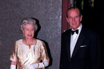 Королева Елизавета II и принц Филипп, герцог Эдинбургский, на концерте в честь их 50-й годовщины свадьбы в Королевском фестивальном зале Лондона, 1997 год