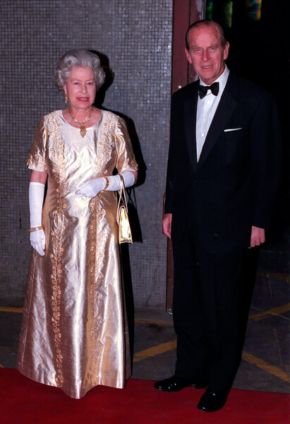 Королева Елизавета II и принц Филипп, герцог Эдинбургский, на&nbsp;концерте в&nbsp;честь их 50-й годовщины свадьбы в&nbsp;Королевском фестивальном зале Лондона, 1997&nbsp;год