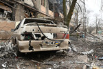 Разрушенные здания и автомобили в Соледаре, январь 2023 года