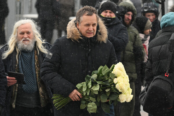 Актер, народный артист РФ Андрей Соколов идет к&nbsp;храму Христа Спасителя на&nbsp;церемонию прощания с&nbsp;народной артисткой СССР Инной Чуриковой, 17&nbsp;января 2023&nbsp;года