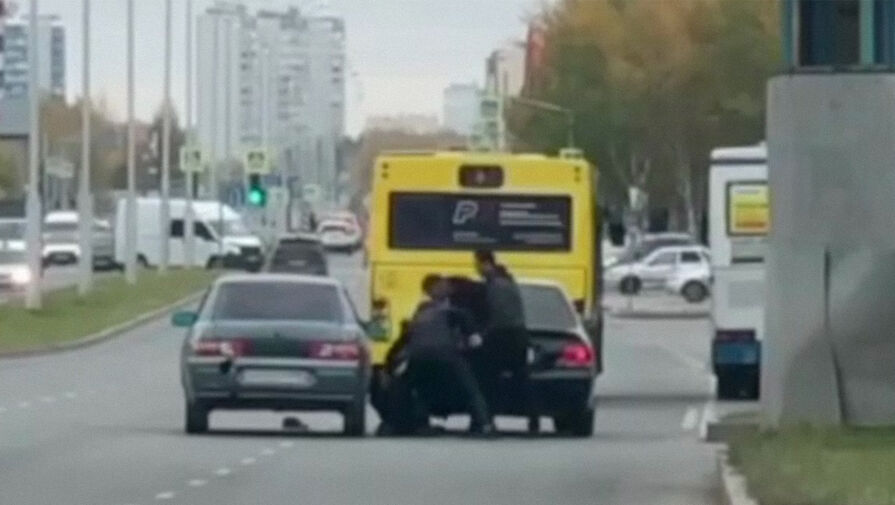 В Нижневартовске МВД ищет неизвестных, которые избили мужчину на дороге и увезли его