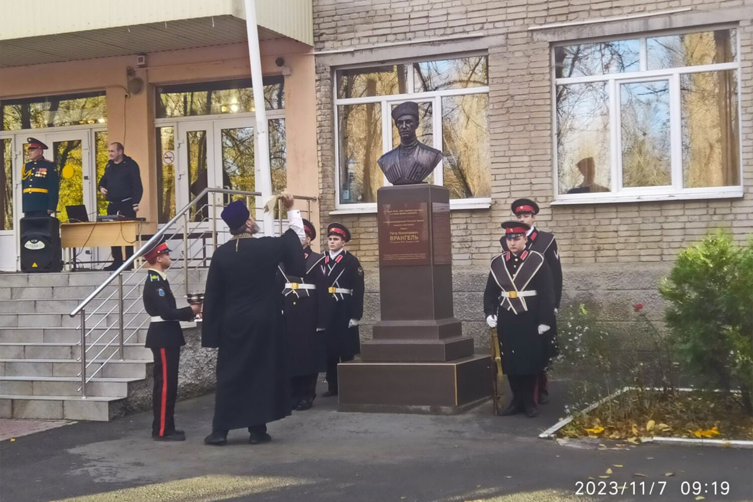 Памятник Врангелю в Ростове-на-Дону снесли после жалоб коммунистов -  Газета.Ru | Новости