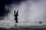 Девушка на площади Южного мола во время шторма на Черном море, 26 ноября 2023 года