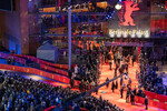 Красная дорожка во время открытия 74-го Берлинского кинофестиваля, 15 февраля 2024 года