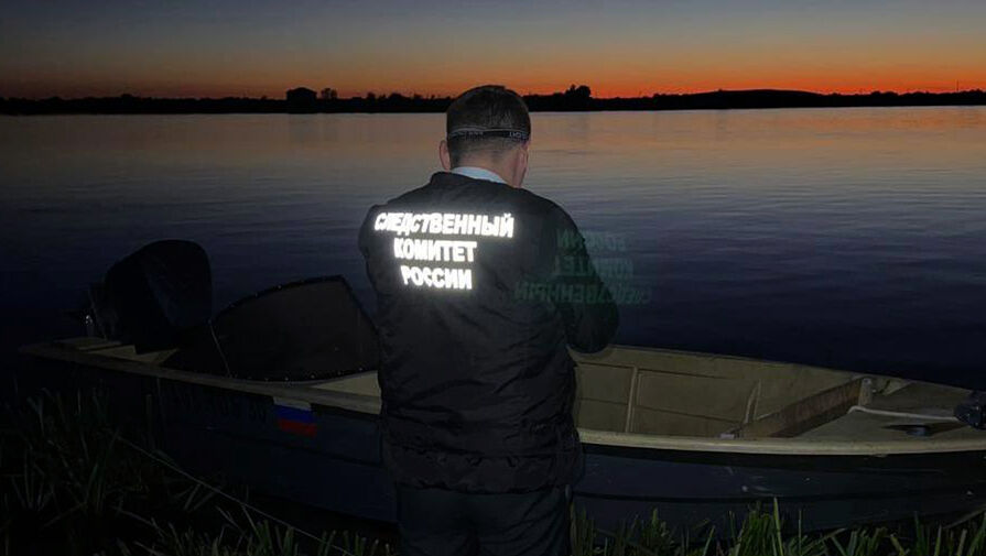 Лодка с людьми врезалась в понтон в Астраханской области