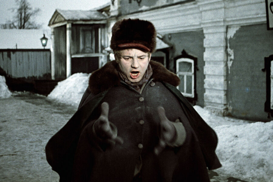 <b>«Дядюшкин сон» (1966)</b>
<br><br>
В&nbsp;картине по&nbsp;повести Федора Достоевского Рыбников сыграл жениха главной героини Зинаиды &mdash; Павла Александровича Мозглякова. Ну как жениха &mdash; не все так просто! Да и перед&nbsp;нами &mdash; далеко уже не производственная комедия.
Лента с&nbsp;Рыбниковым стала первой экранизацией повести Достоевского (за ней последовали еще несколько) &mdash; что особенно любопытно с&nbsp;учетом прижизненного нежелания самого классика давать этому конкретному произведению какую-либо инсценировку.