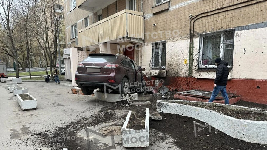 Иномарка влетела в дом в центре Москвы