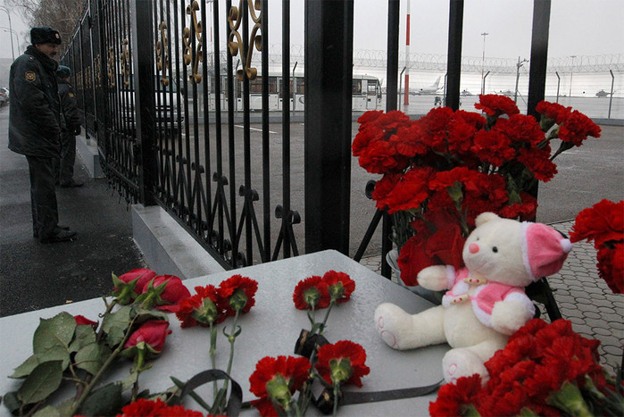 Люди приносят цветы к&nbsp;второму терминау аэропорта Казани