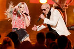 Pitbull и Ke$ha во время выступления на American Music Awards в Лос-Анджелесе