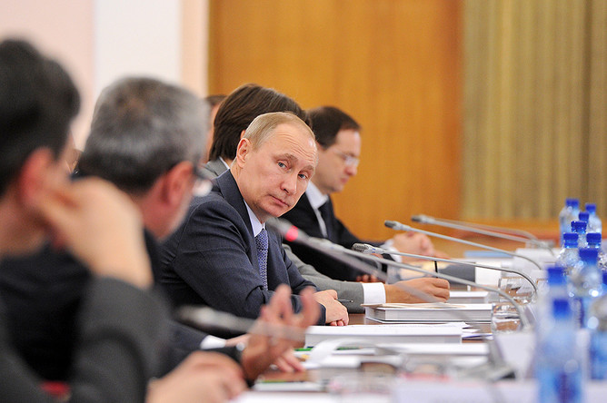 Президент России Владимир Путин во время расширенного заседания президиума Совета при президенте РФ по культуре и искусству