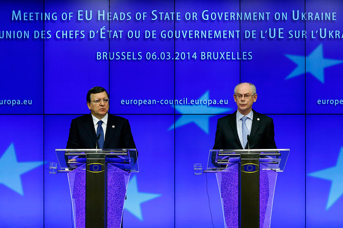 Президент Европейской комиссии Жозе Мануэл Баррозу (слева) и председатель Европейского совета Херман Ван Ромпей во время экстренного саммита в Брюсселе
