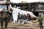 Поисково-спасательные работы на месте крушения самолета Fokker 50 в Кении