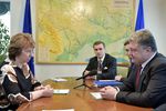 Верховный представитель по иностранным делам и политике безопасности ЕС Кэтрин Эштон и Петр Порошенко во время встречи