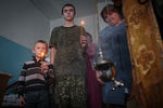 Сын полка Сергей Бурцев во время обряда крещения в госпитале Горловки Донецкой области