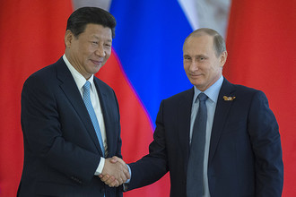 Председатель КНР Си Цзиньпин и президент РФ Владимир Путин на церемонии подписания совместных документов в Кремле 8 мая 2015 года