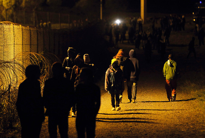 Мигранты пытаются прорваться в&nbsp;тоннель под&nbsp;Ла-Маншем под&nbsp;покровом темноты