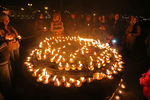 Участники экологической акции «Час Земли» в Санкт-Петербурге зажгли свечи в память о погибших в крушении пассажирского Boeing в аэропорту Ростова-на-Дону