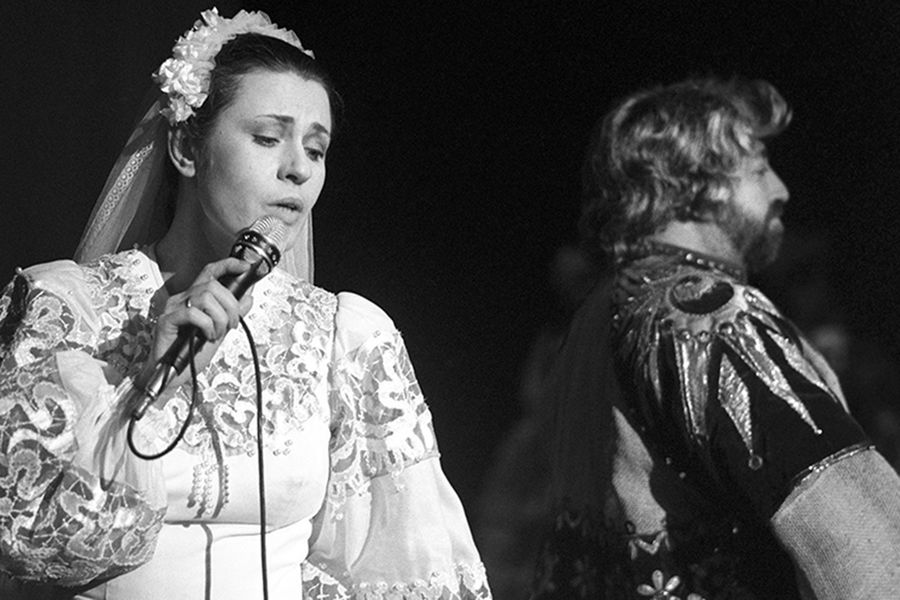 Валентина Толкунова в&nbsp;сцене из&nbsp;драматической оперы «Русские женщины», 1986 год