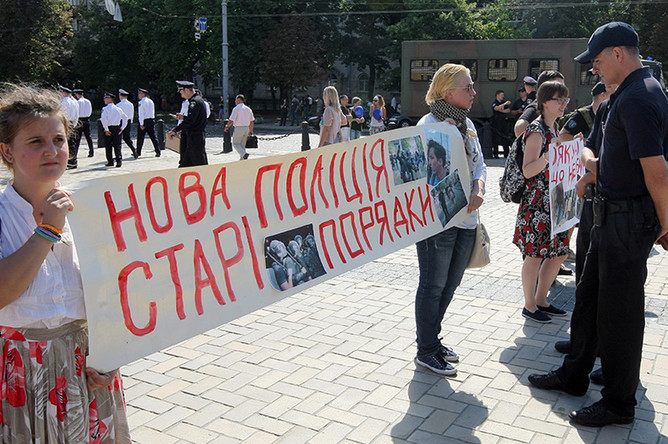 Участники акции протеста во время празднования Дня национальной полиции на Софийской площади
