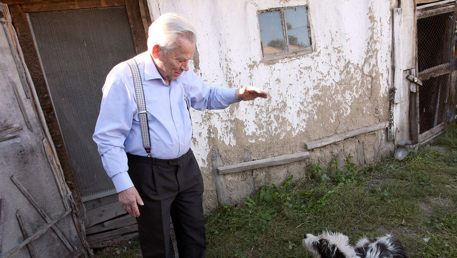 Михаил Калашников в доме своей племянницы в родном селе Курья Алтайского края, 2007 год