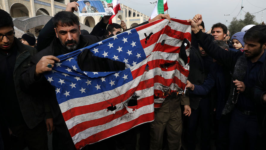 Участники демонстрации в&nbsp;Тегеране после авиаудара США в&nbsp;Багдаде, в&nbsp;результате которого был убит командующий силами спецназначения «Аль-Кудс» иранского Корпуса стражей исламской революции (КСИР) Касем Сулеймани, 3 января 2020 года