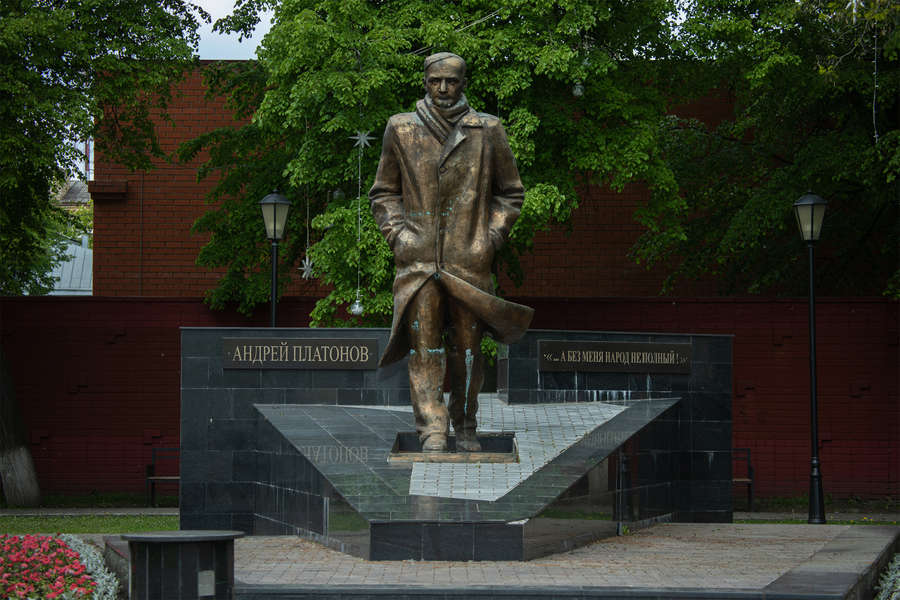 Памятник Андрею Платонову в&nbsp;Воронеже