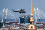 Вертолет Ми-8 перед началом Главного военно-морского парада в честь Дня Военно-морского флота России в Санкт-Петербурге, 31 июля 2022 года