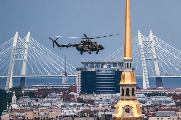 Вертолет Ми-8 перед&nbsp;началом Главного военно-морского парада в&nbsp;честь Дня Военно-морского флота России в&nbsp;Санкт-Петербурге, 31&nbsp;июля 2022&nbsp;года