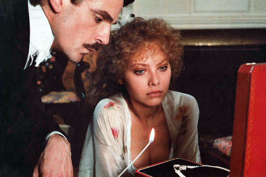 <b>«Любовь Свана» (1984)</b>
<br><br>В этой картине немецкого режиссера Фолькера Шлендорфа по&nbsp;мотивам цикла романов Марселя Пруста «В поисках утраченного времени» Орнелла Мути сыграла куртизанку Одетту, в&nbsp;которую безрассудно влюблен главный герой месье Сван. Он будет бороться со своими чувствами, но не сможет справиться &mdash; не понятый никем, он женится на&nbsp;своей куртизанке и будет ее любить и беречь.
Роль Свана исполнил в&nbsp;картине Джереми Айронс. Вместе с&nbsp;ним на&nbsp;экране появились звезды французского кино &mdash; Ален Делон и Фанни Ардан.