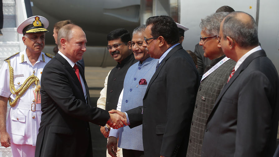 Президент РФ Владимир Путин во время встречи на&nbsp;летном поле индийского аэропорта Даболим в&nbsp;штате Гоа